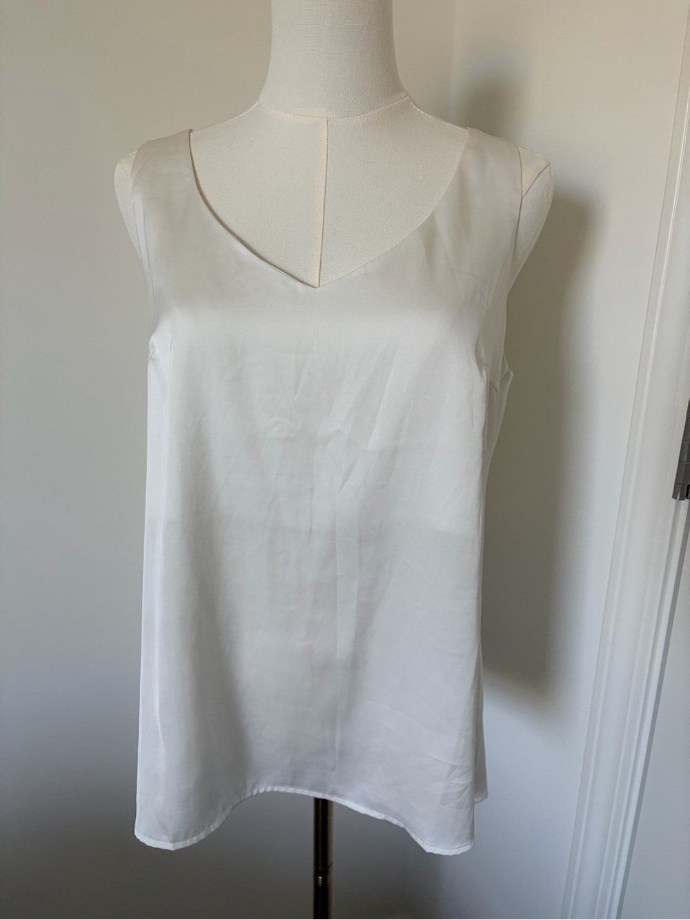 Women's White V-Neck Sleeveless Camisole